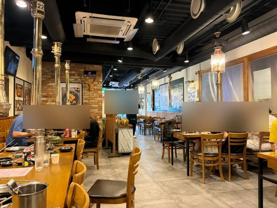 傍晚時分已有顧客用餐的店內大廳