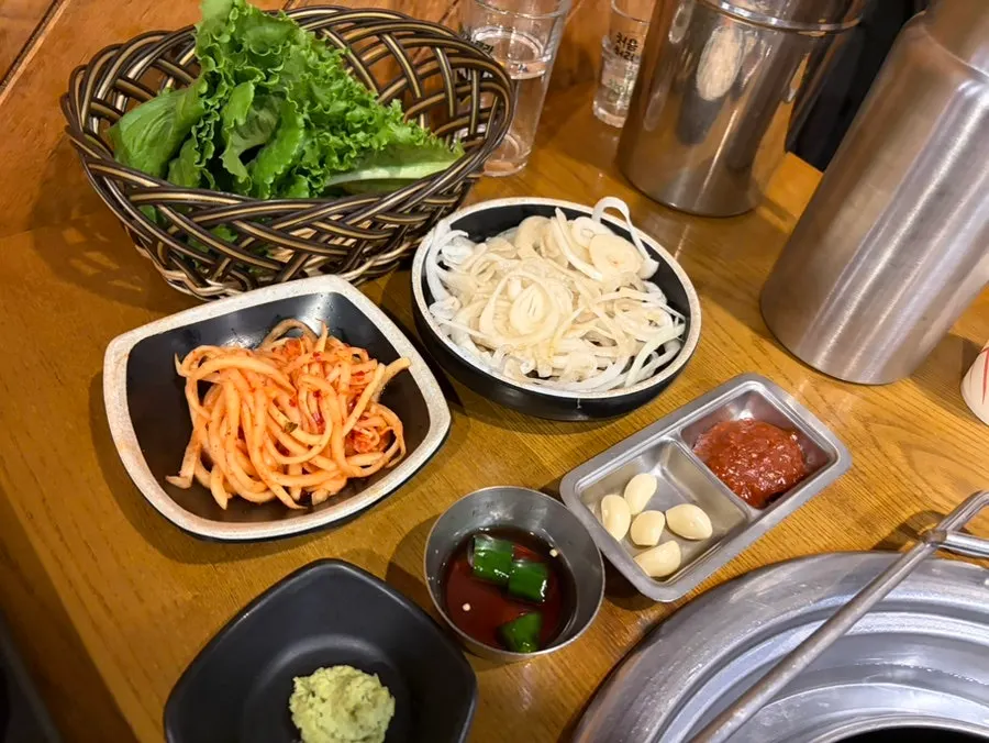 蘿蔔絲與包飯蘿蔔片等一整桌小菜