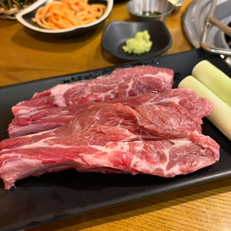 裝在盤子上端出的羊肋排兩人份