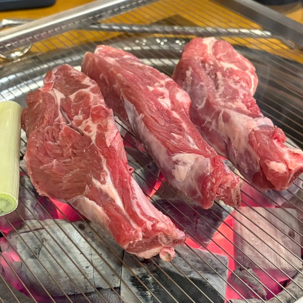 放在燒得正旺的炭火上的羊肋排