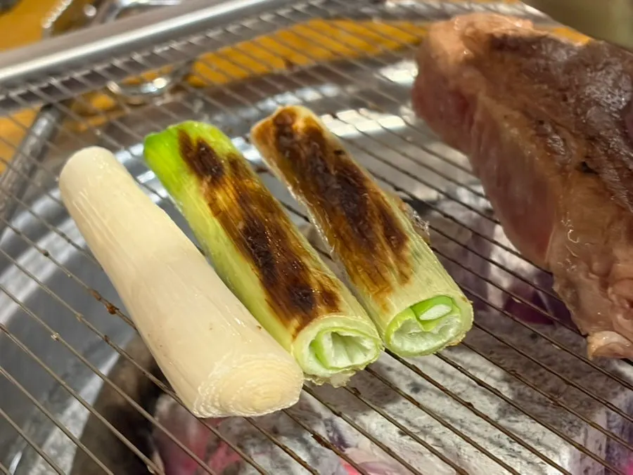 依人份數量上桌的烤大蔥