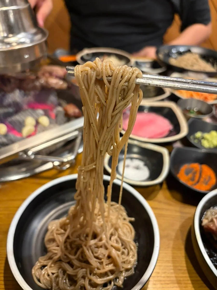 撒上海苔粉的細蕎麥涼麵麵條