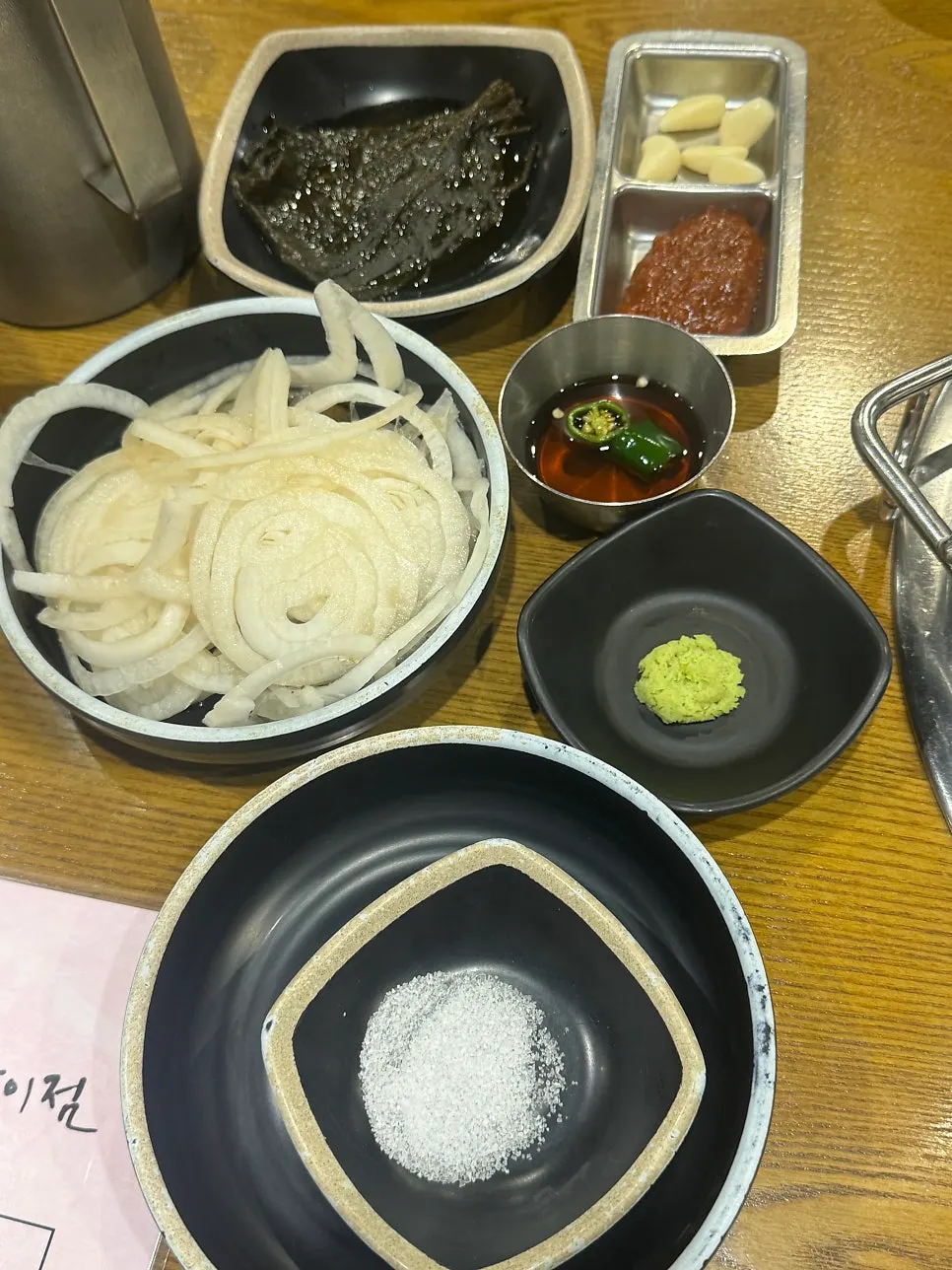 상추와 깻잎, 간장소스가 놓인 테이블