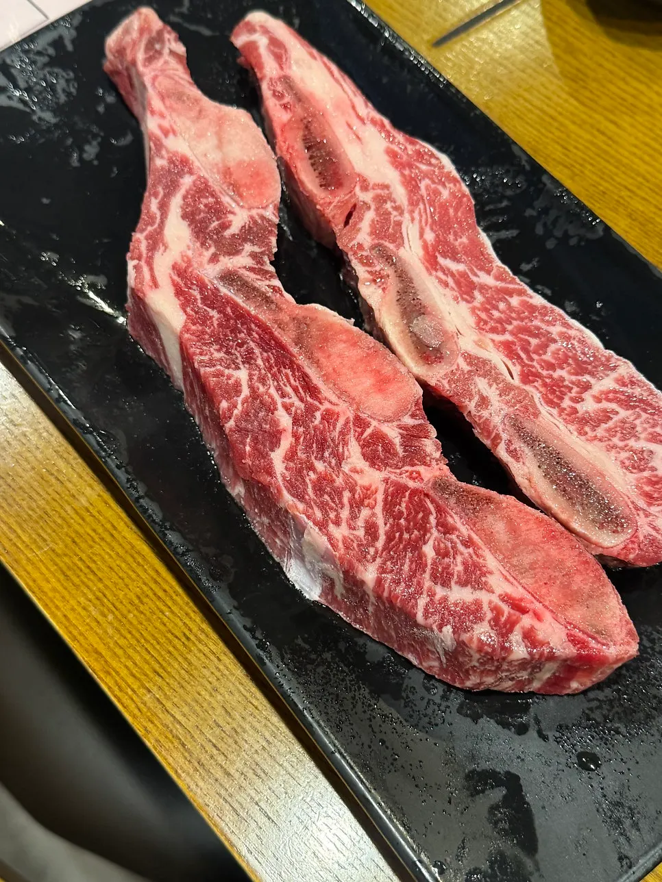예약 후 미리 세팅된 앞접시와 소금