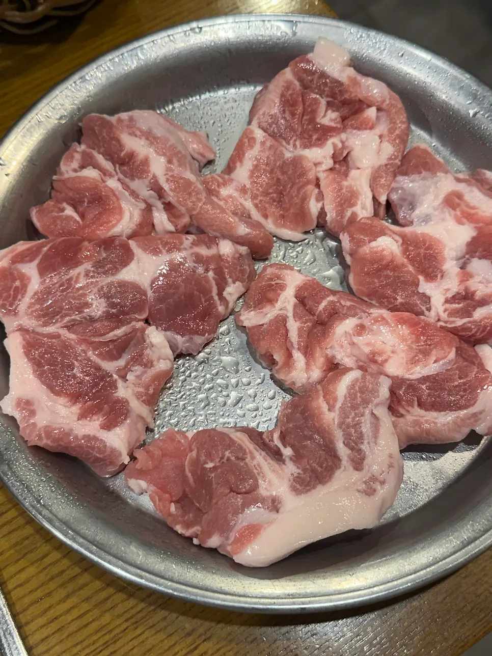 주문한 눈꽃갈비와 꼬들살 생고기 접시
