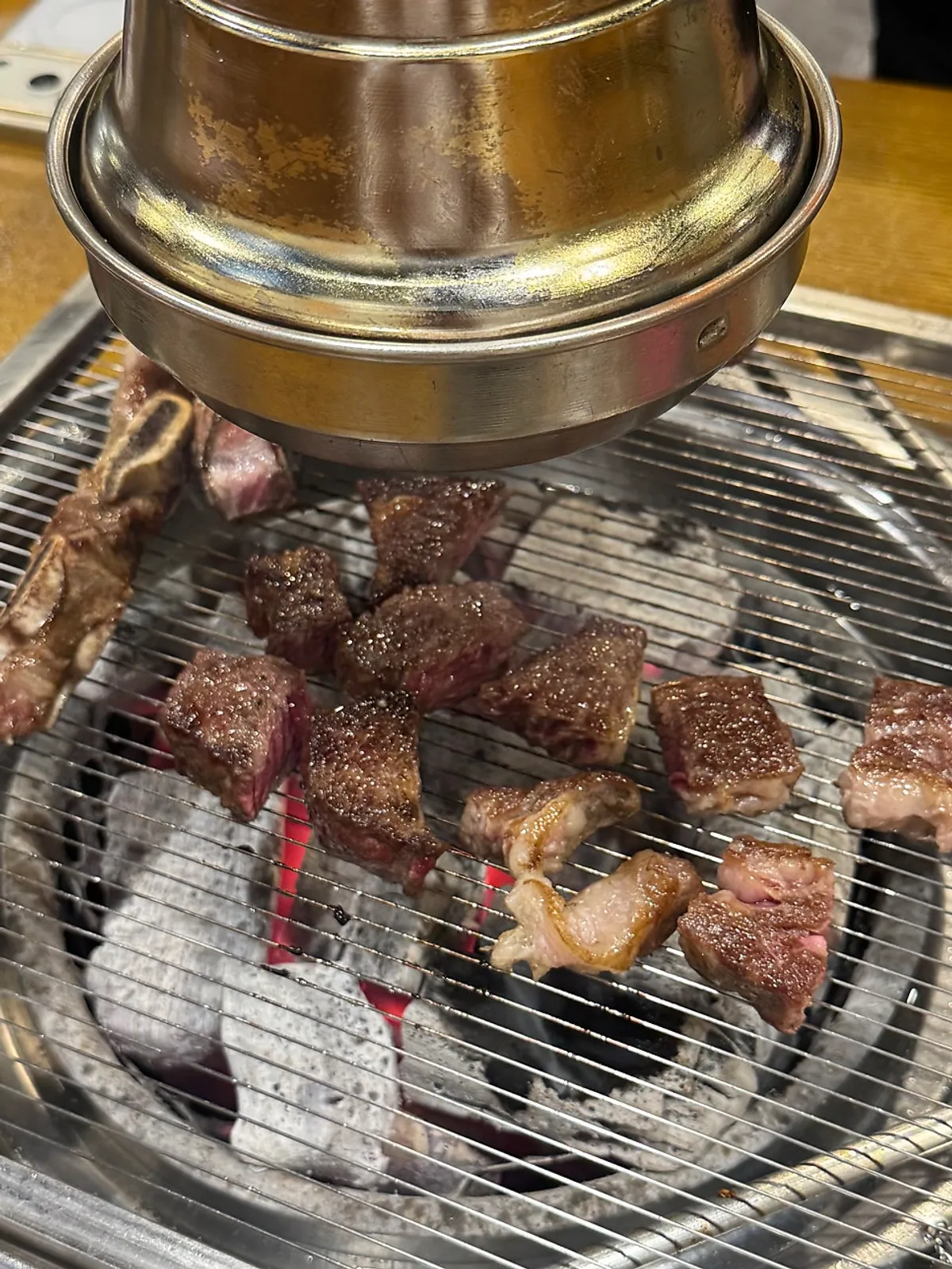 숯불에 올려 굽는 눈꽃갈비와 꼬들살