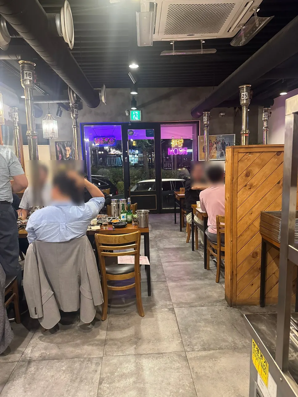 저녁 시간 손님이 찬 매장 내부