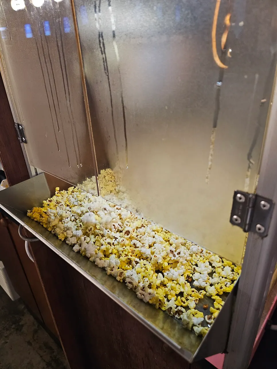 Butter and salt popcorn machine