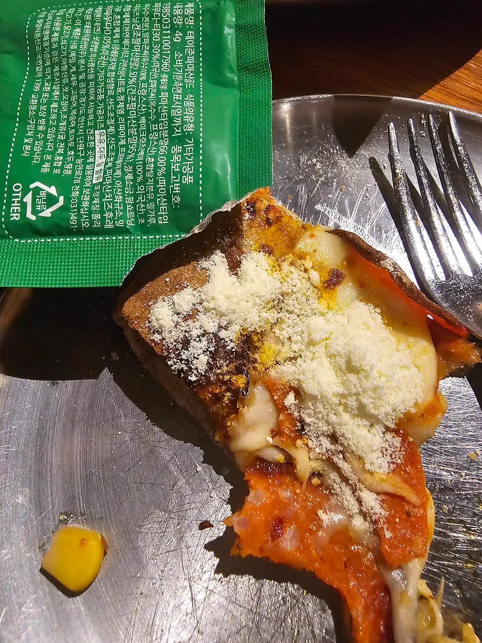 Garlic dipping sauce and pizza