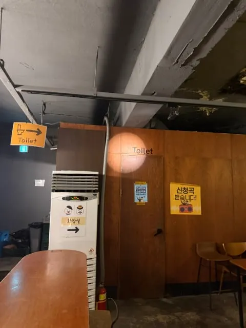 店內座位與燈光