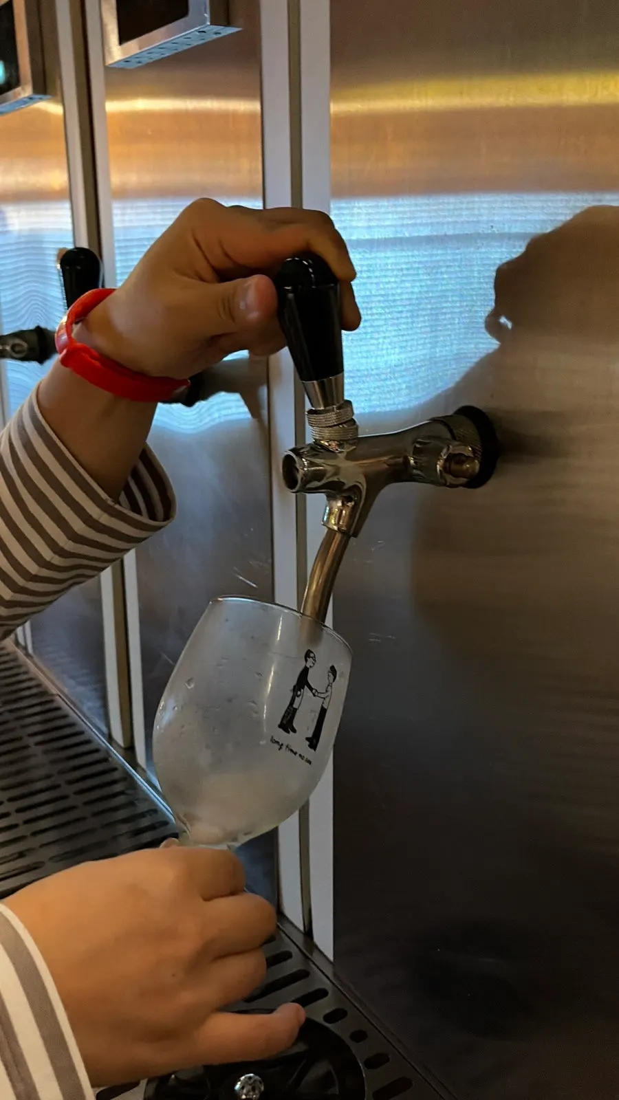 벽면에 늘어선 셀프 생맥주 탭