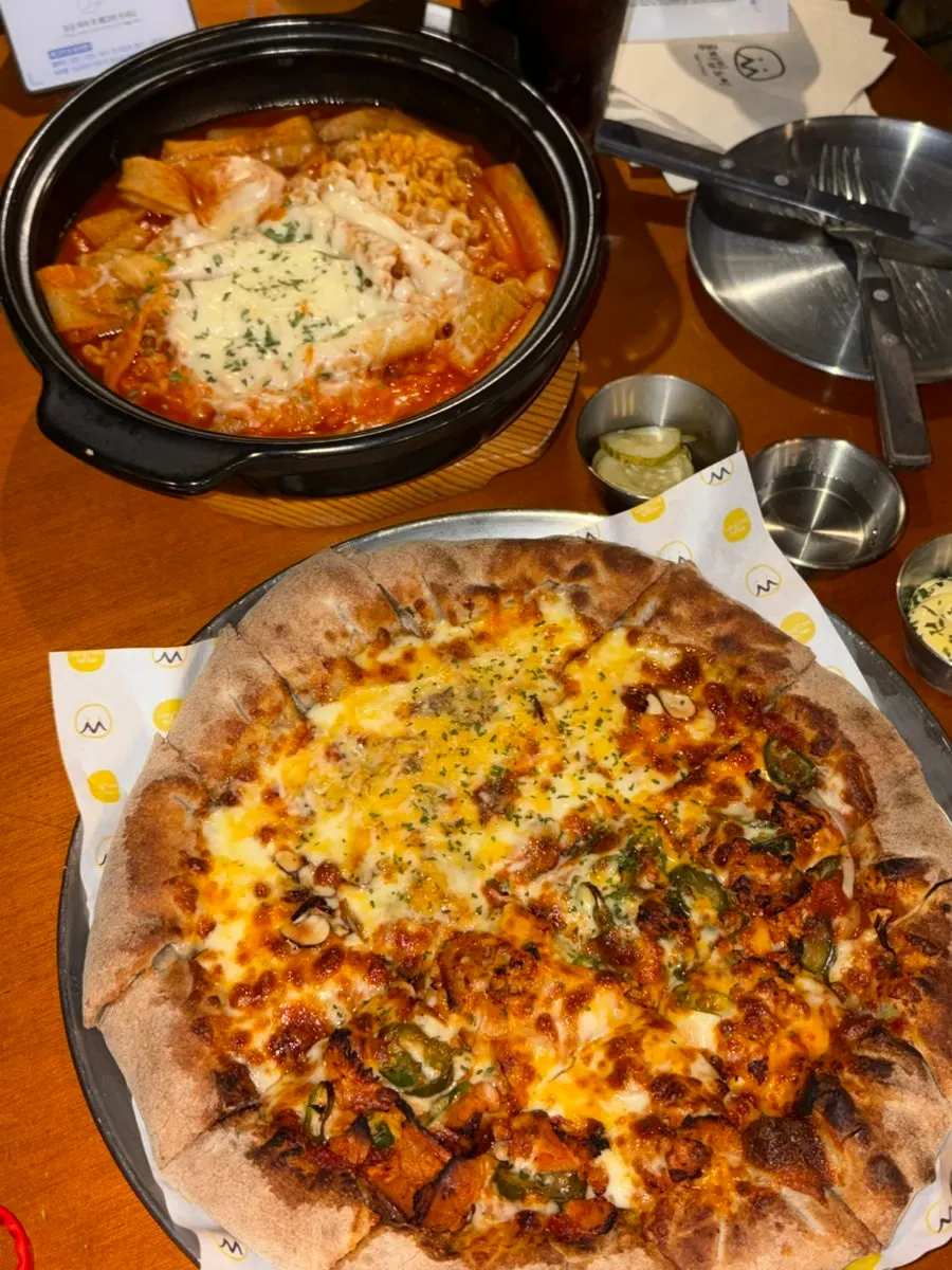 치즈 듬뿍 올라간 치즈 라볶이