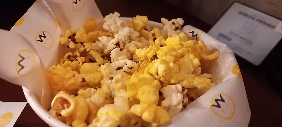 Beer with dried pollack and popcorn