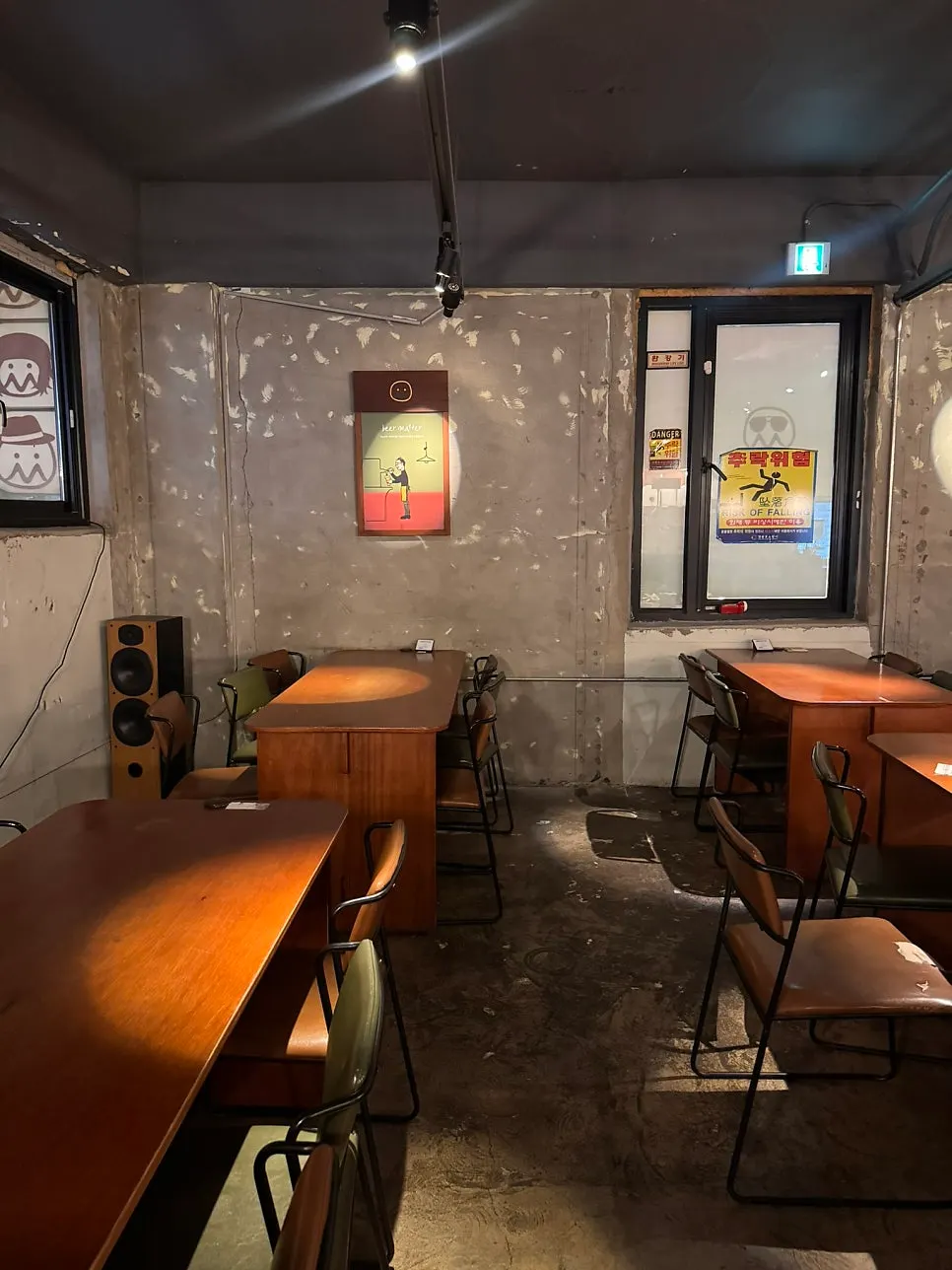 Tempat duduk sambil melihat menu di Long Time No See Dangsan Branch