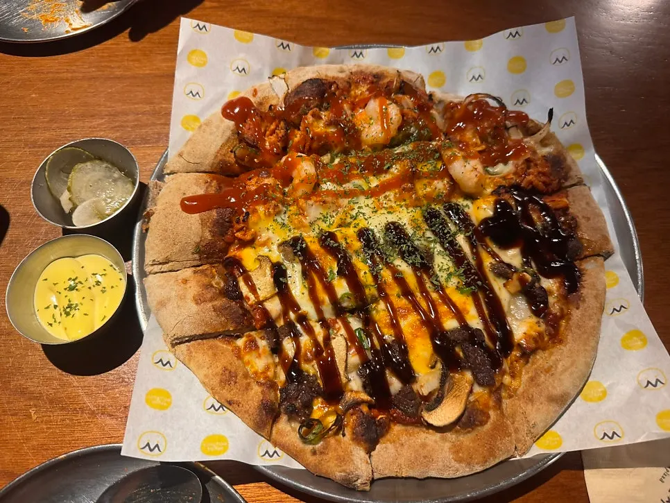 Pizza half-and-half stik dan shrimp hot chicken