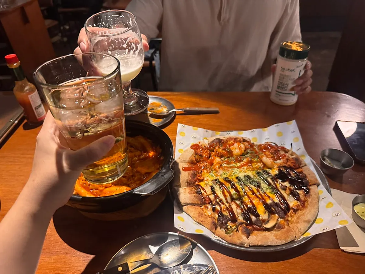 Satu loyang pizza half-and-half dengan dua rasa