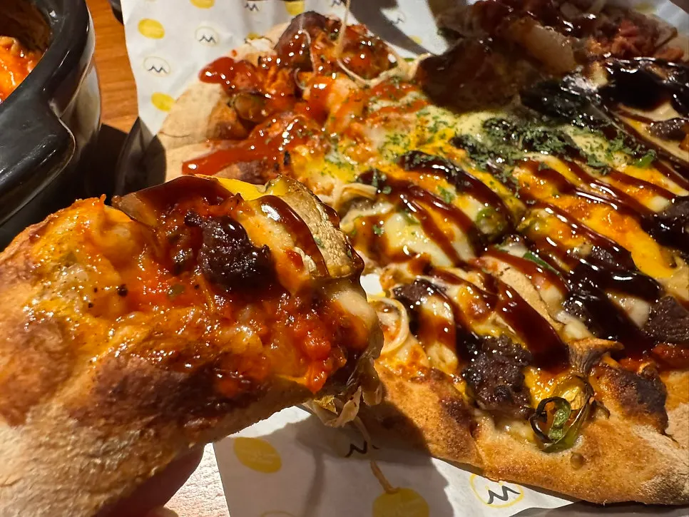 Pizza dengan topping stik, cendawan dan udang