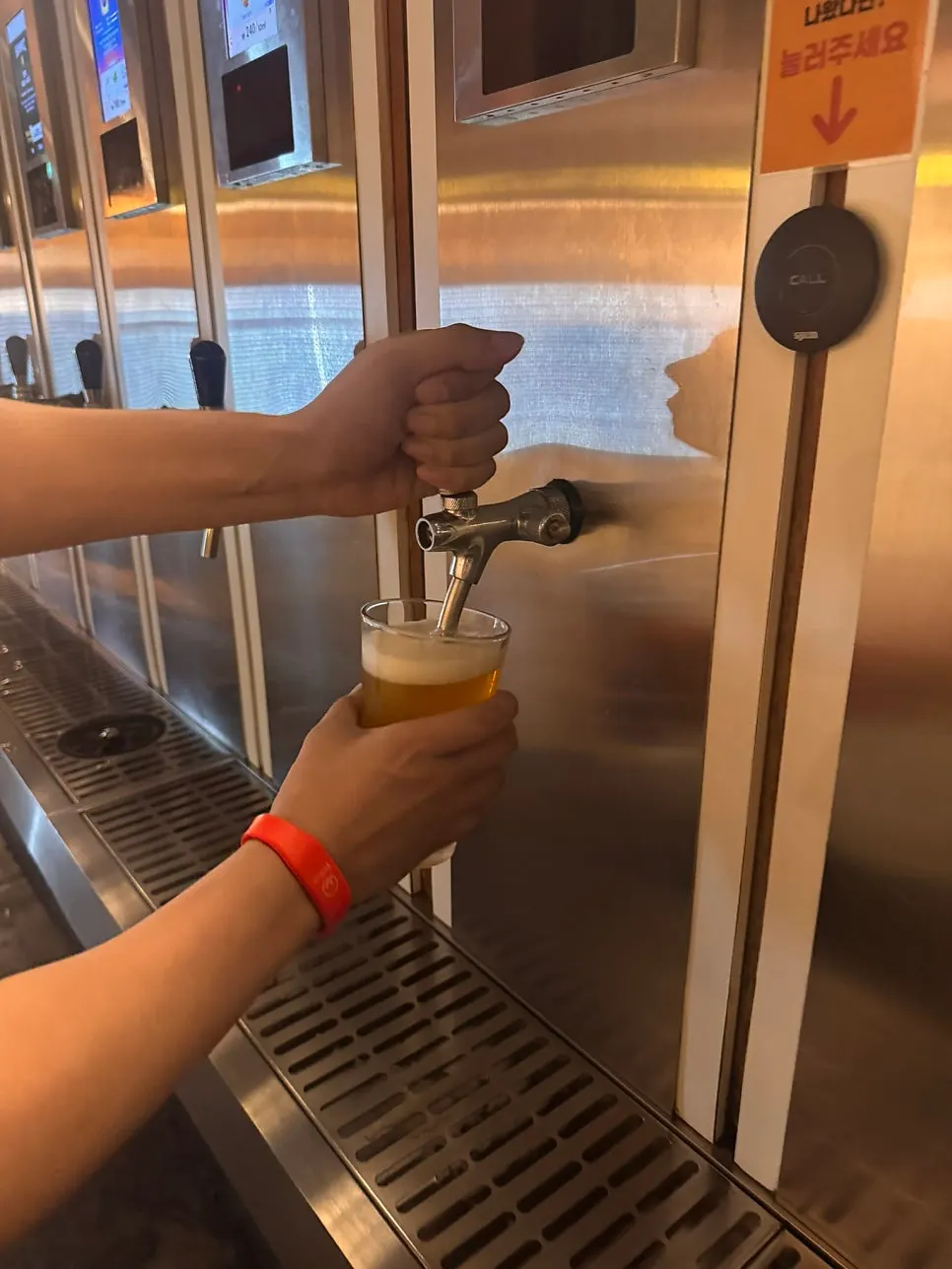 Menuang bir sendiri di sudut self-tap