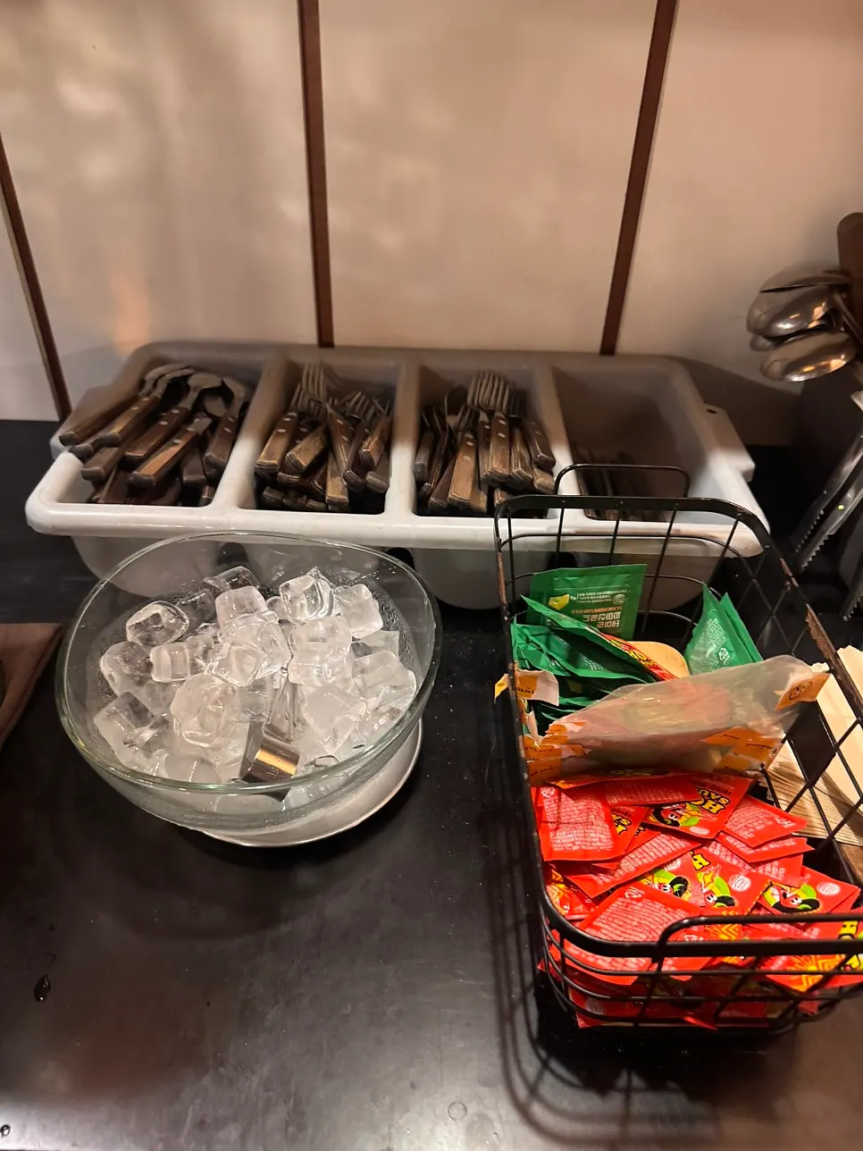 Gelas bir sejuk dan sudut self-serve