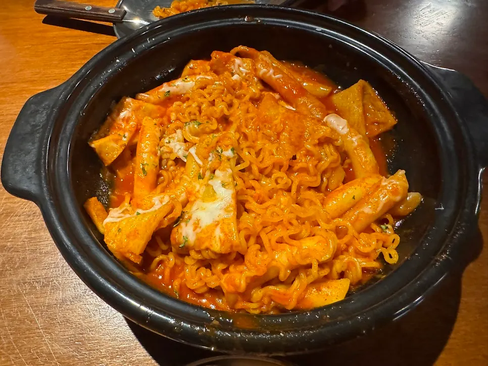 Baki pizza dan ratbokki di atas pinggan