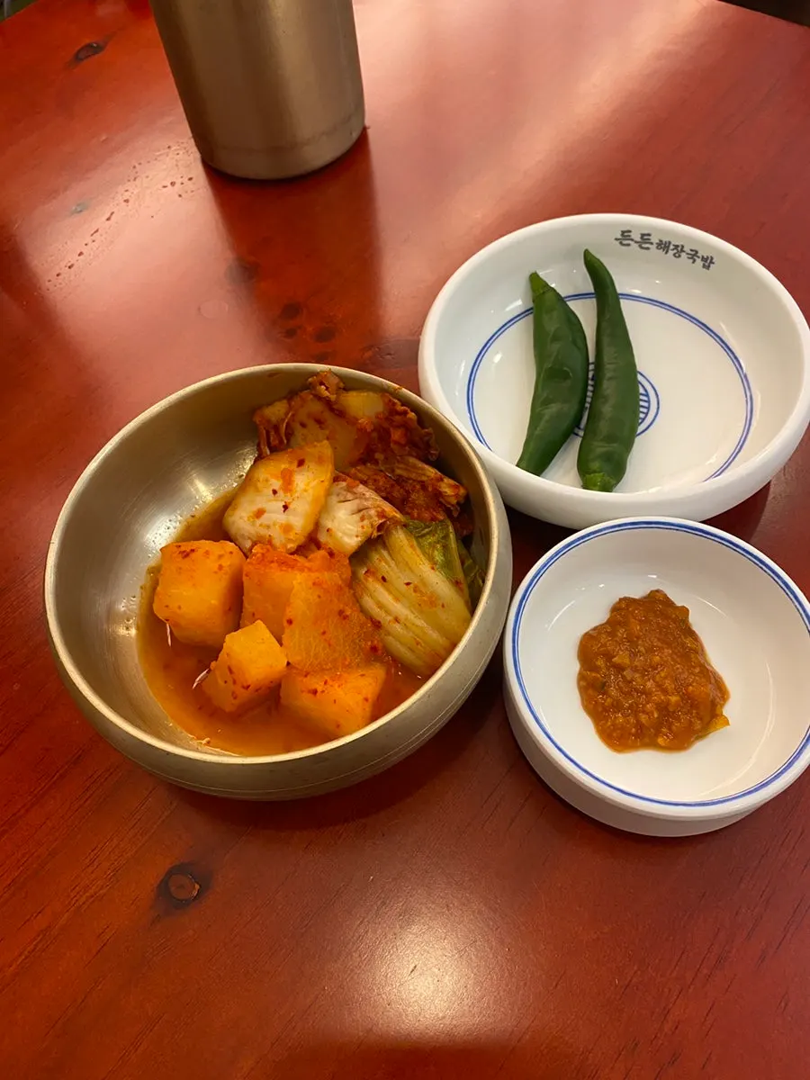 반찬을 직접 담는 셀프바