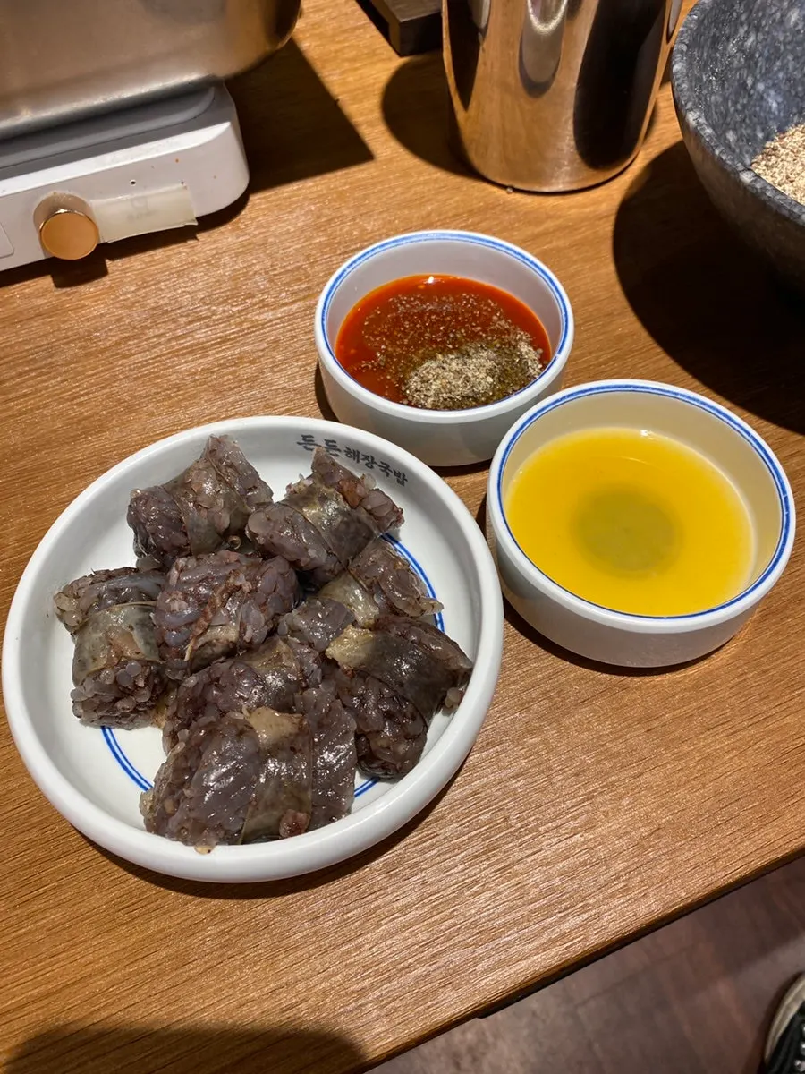 편백찜에 담긴 순대와 소스