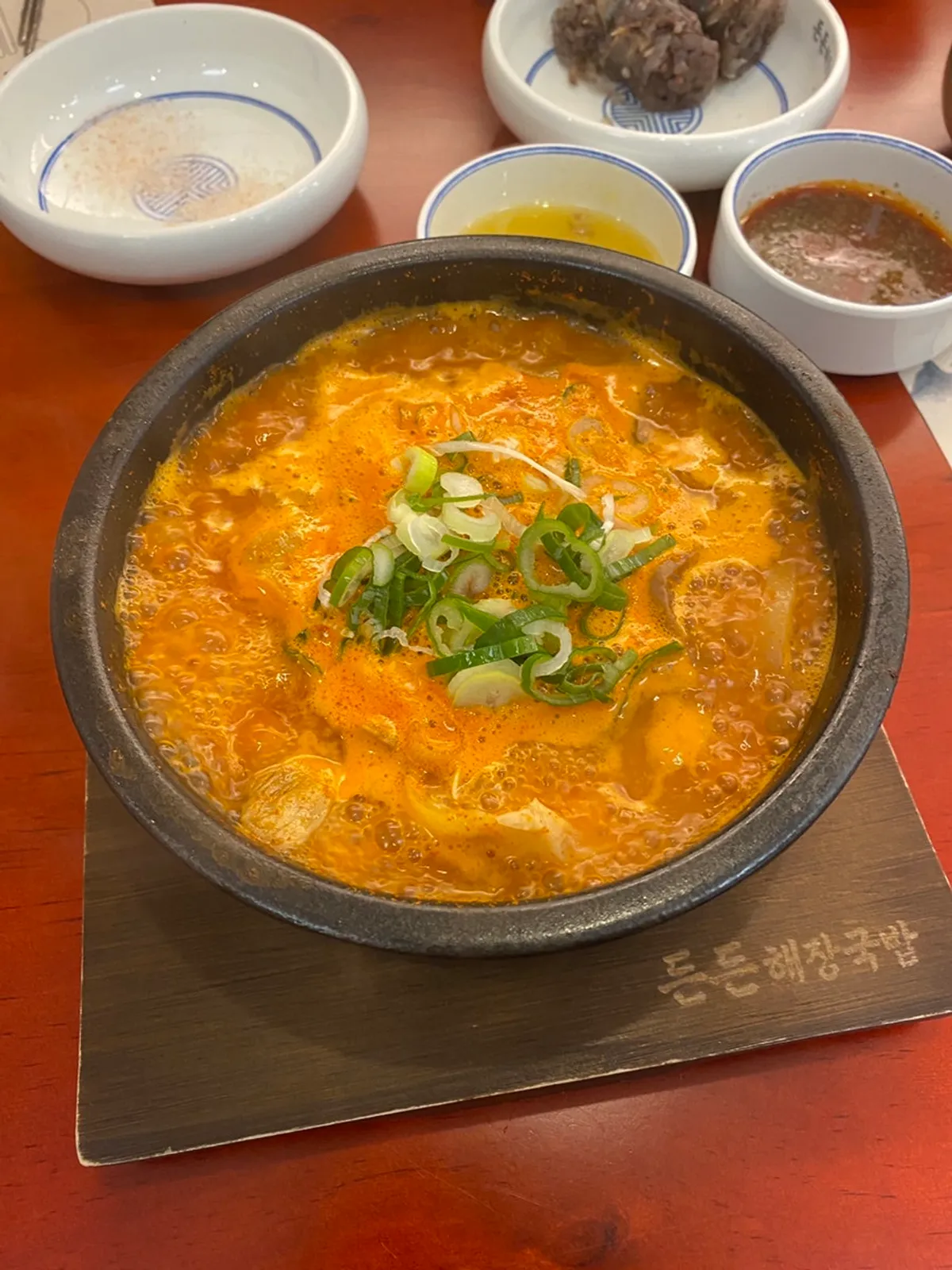 뚝배기에 끓는 얼큰순댓국 한 그릇