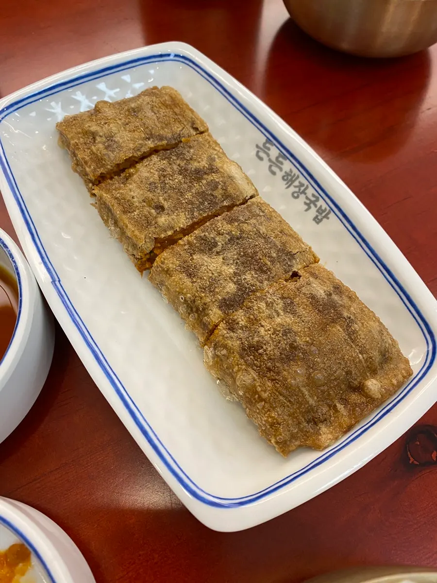 부추를 듬뿍 올린 얼큰순댓국