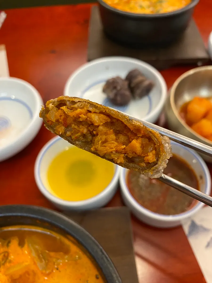 순대와 고기가 가득한 국밥 클로즈업