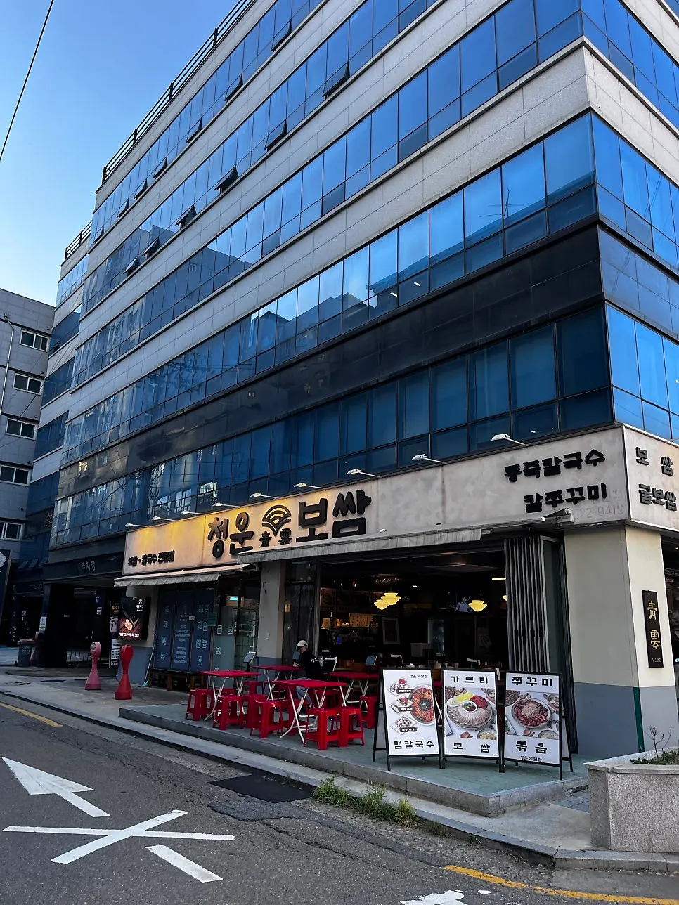 건물 1층에 자리한 청운보쌈 당산점 입구