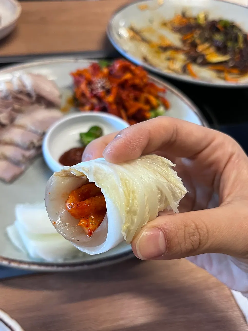 절인 배추와 무말랭이가 곁들여진 보쌈 접시