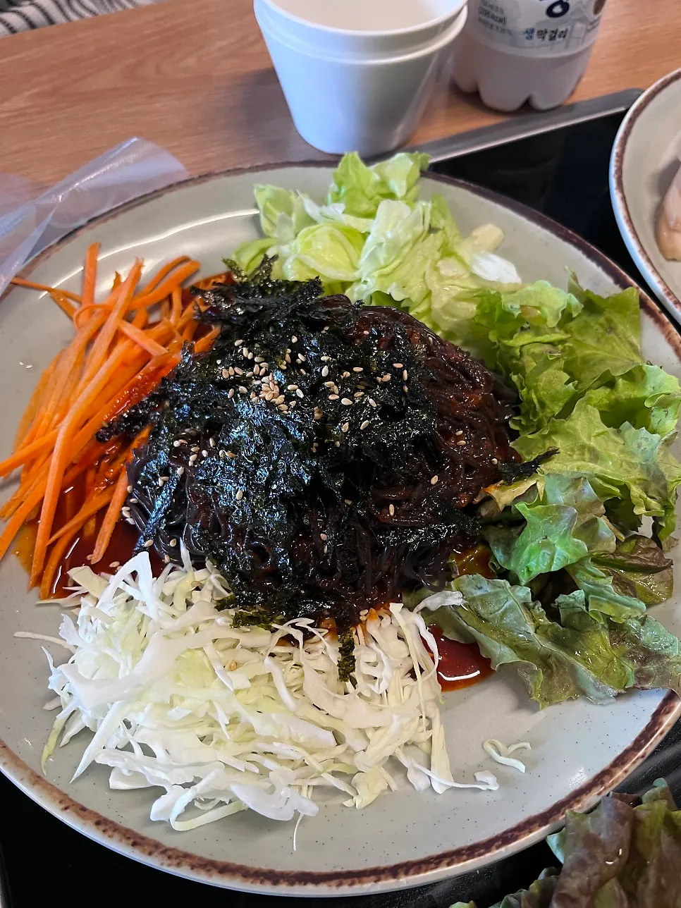 깻잎에 올린 오겹보쌈 한 점