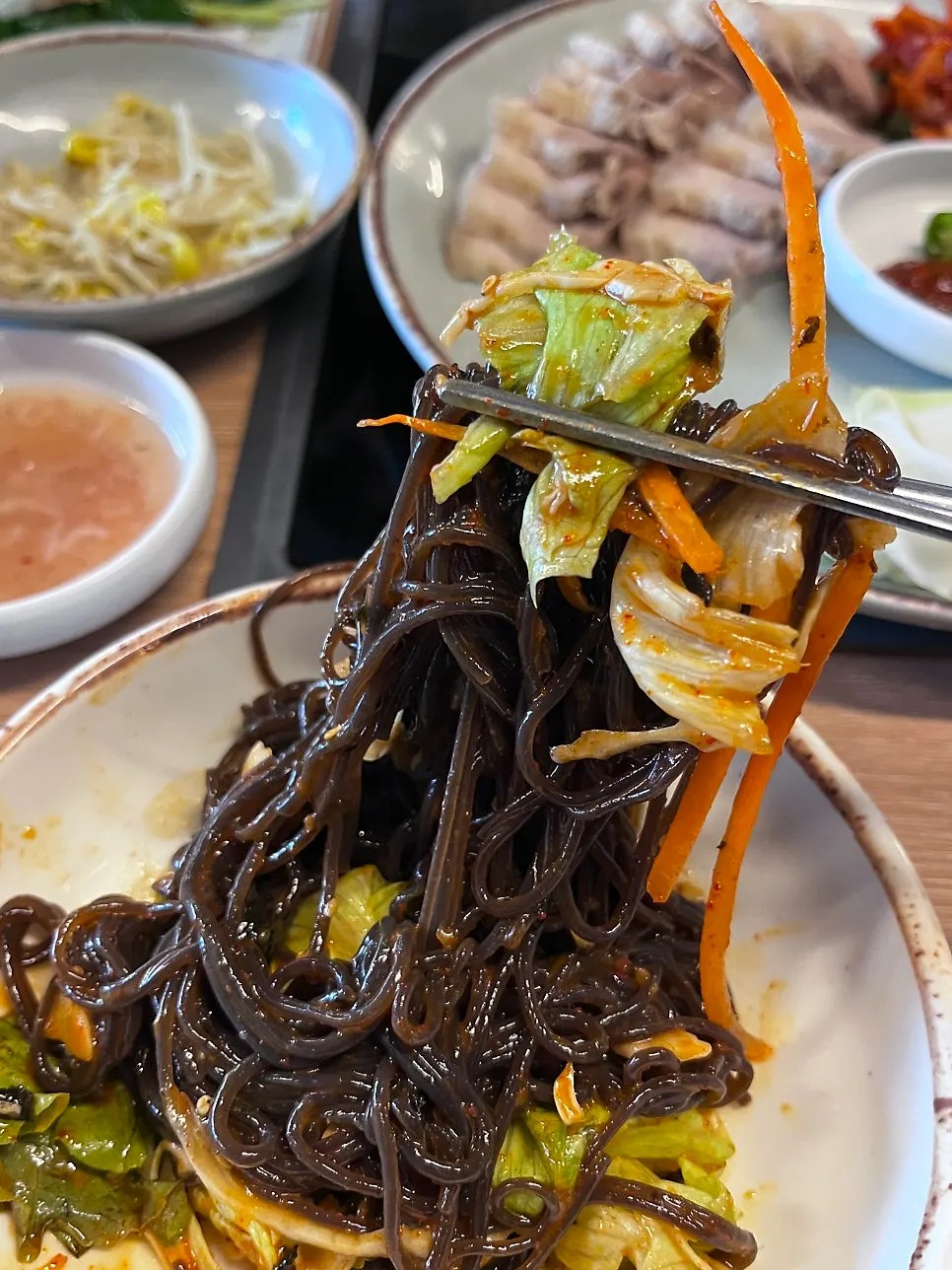 보쌈 쌈 싸 먹는 모습