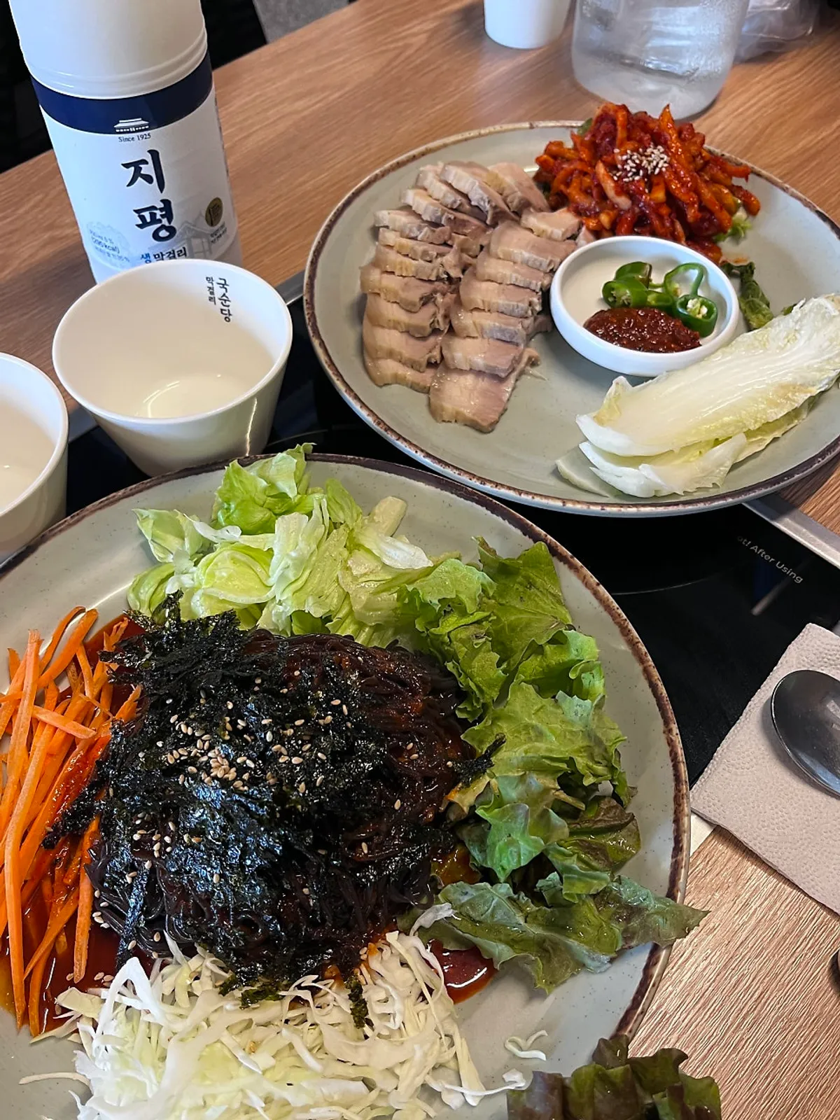 보쌈과 막국수에 곁들인 지평막걸리 한 잔