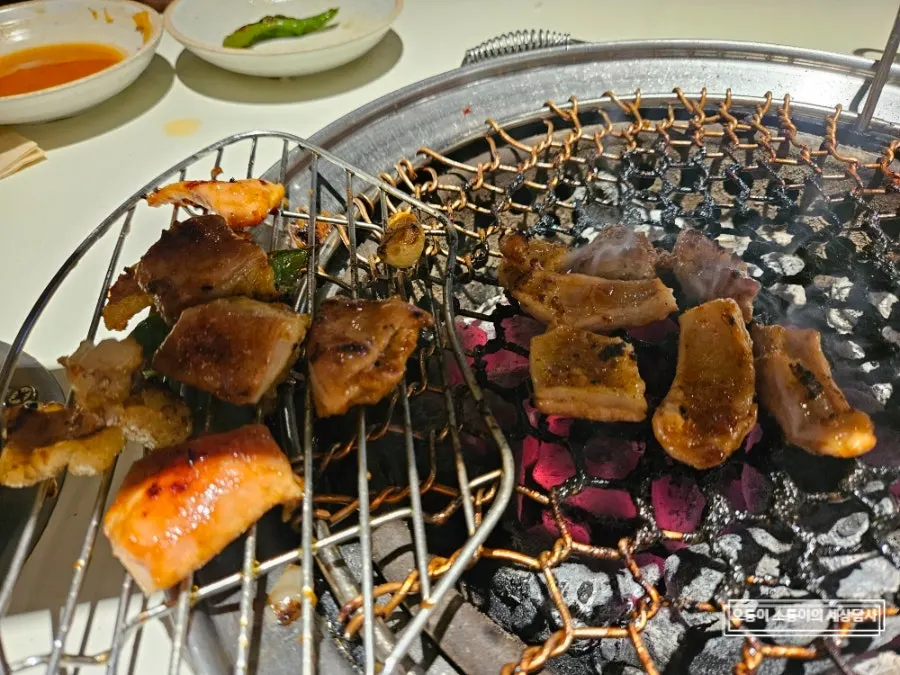 Teuk-yang served with lettuce wrap and garlic
