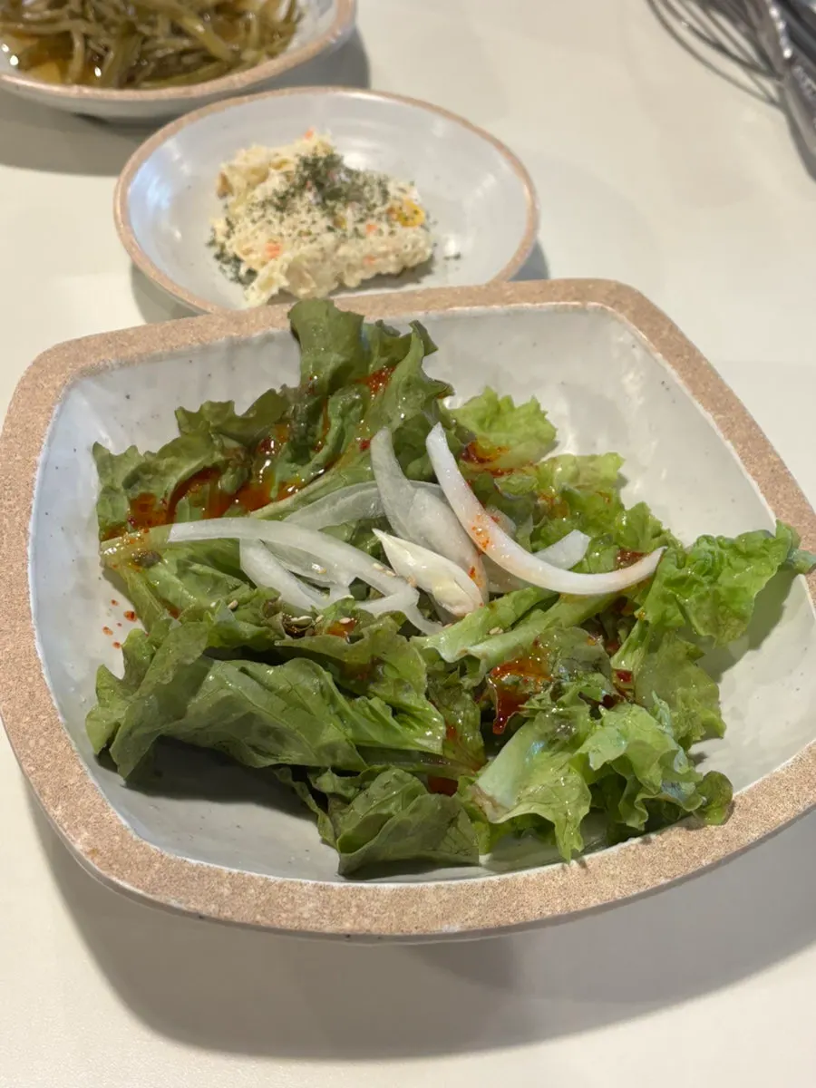 초대창 당산역점 좌석과 구이판 세팅