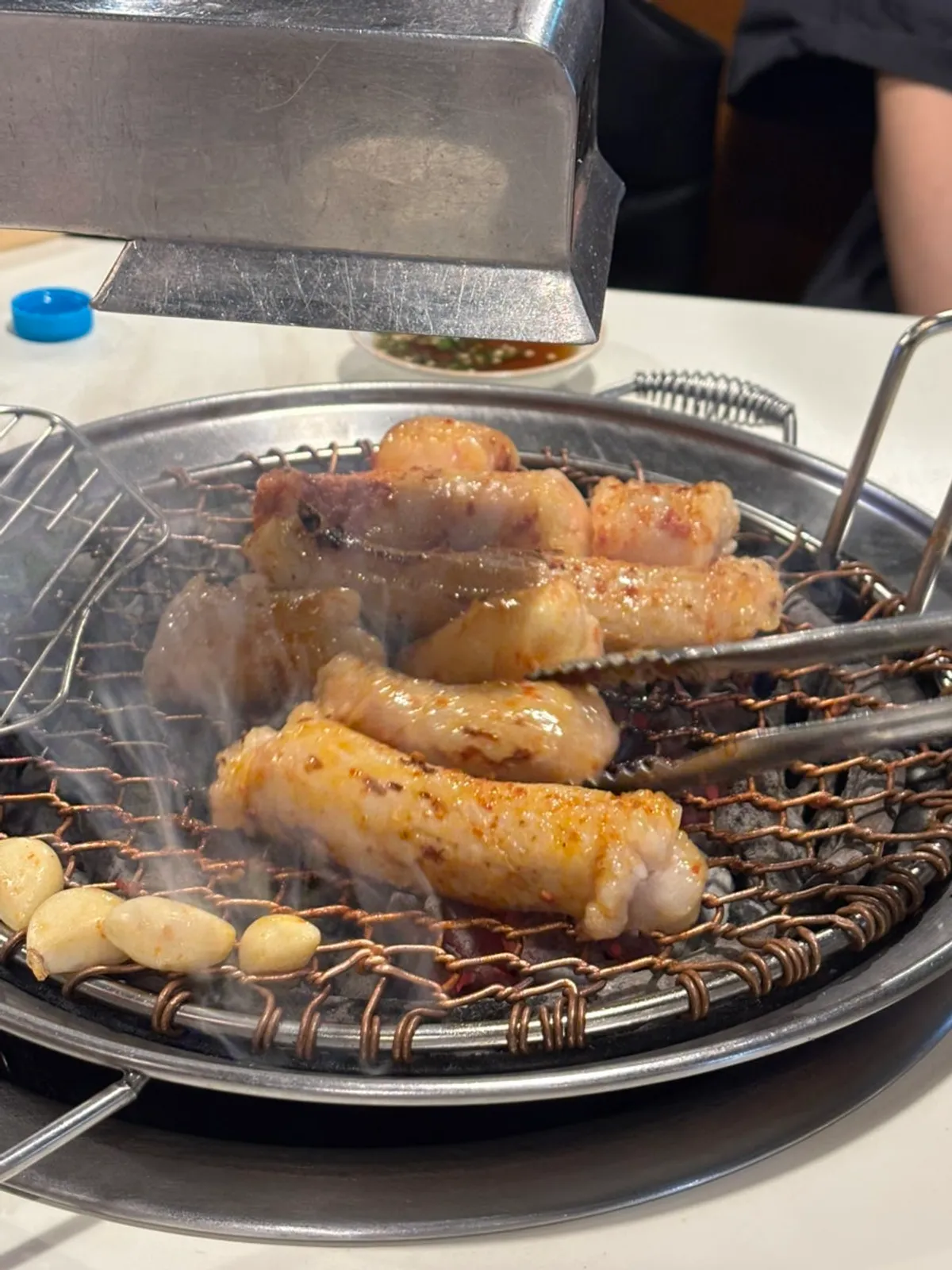 밑반찬이 깔린 대창 구이 상차림