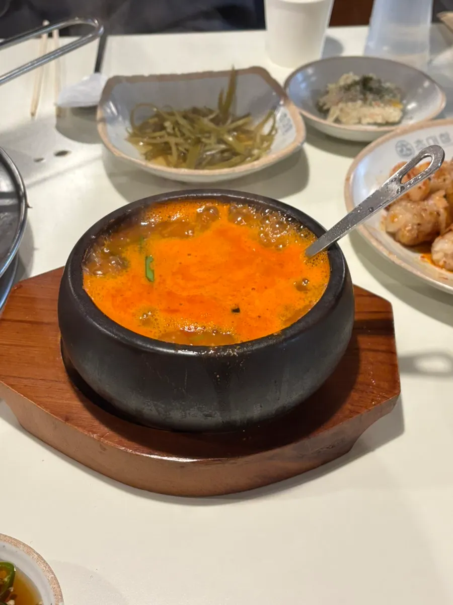 직원이 숯불에 대창을 구워주는 모습