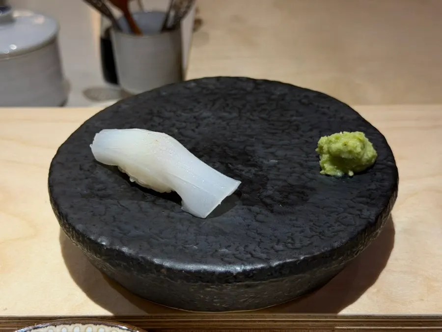 오징어초밥과 볶은 깨