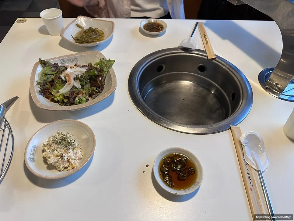 Basic side dishes and wrapped utensils