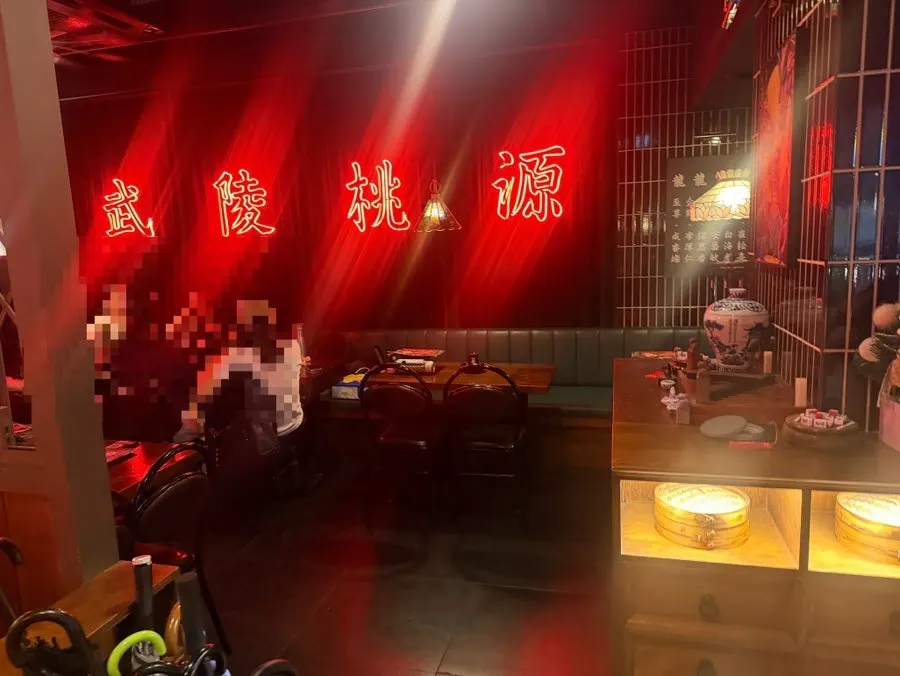 Hong Kong-inspired interior at Yongyong Seonsaeng near Dangsan Station