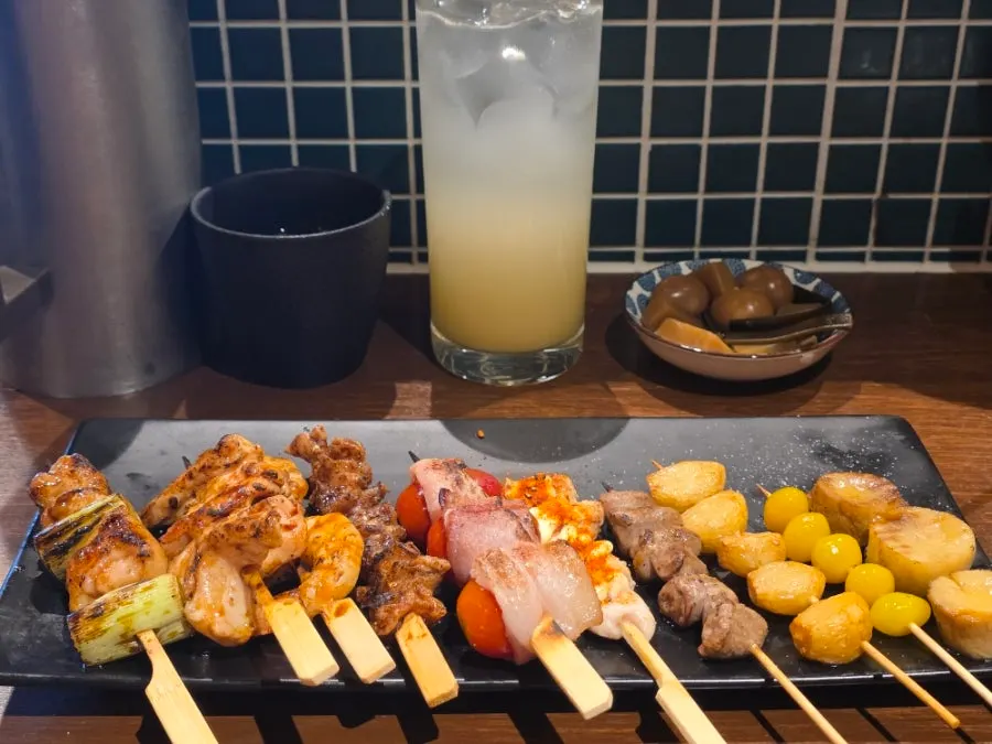 검은 접시에 담긴 모듬꼬치