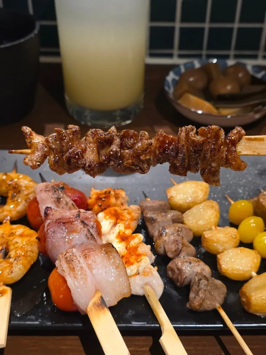 바삭하게 구운 닭껍질 꼬치