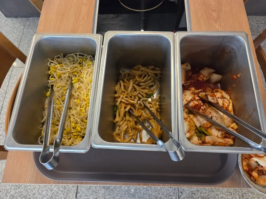 어묵볶음과 김치 양파장아찌 반찬