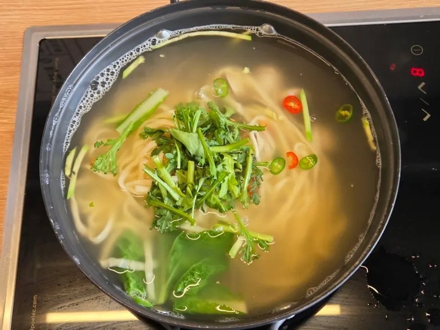 보쌈 세트와 전골냄비 동죽칼국수