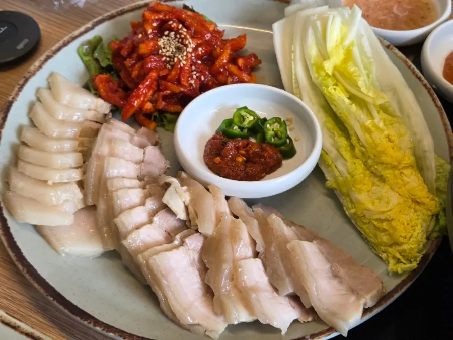 인덕션 위에서 끓는 동죽칼국수와 보쌈