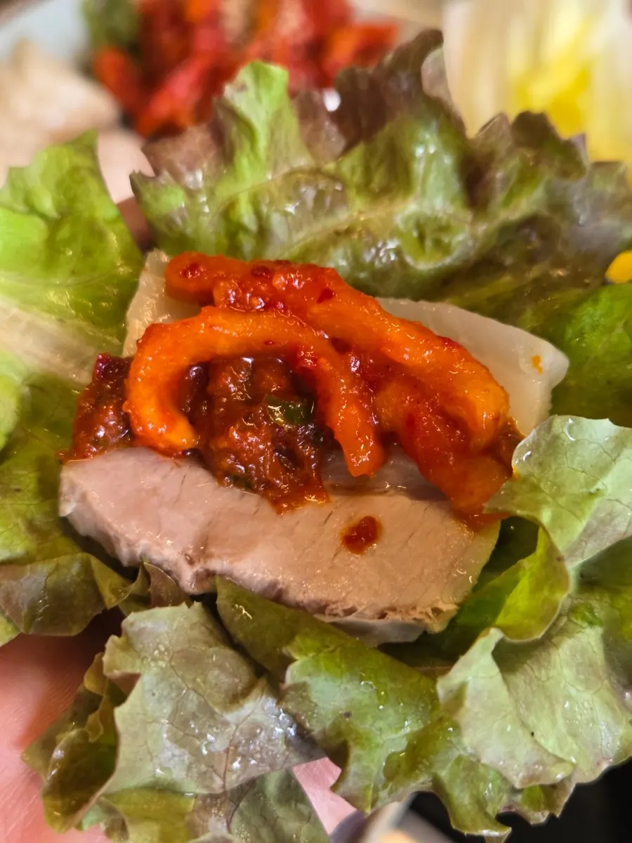 수육과 보쌈김치 쌈채소 한 상