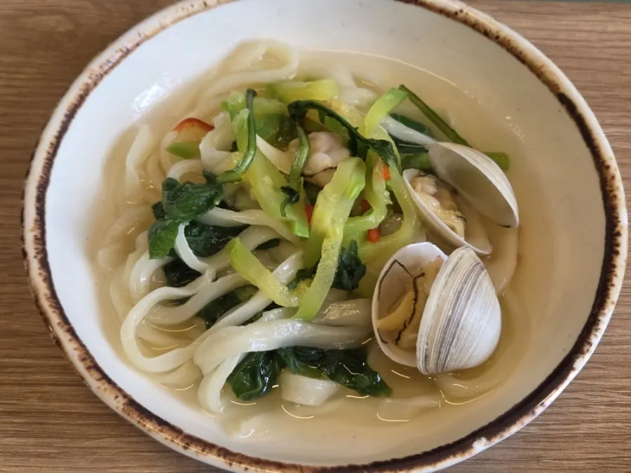 동죽조개와 채소가 든 칼국수 국물