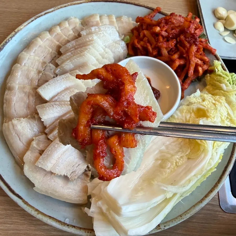 한방 재료로 삶은 오겹 수육