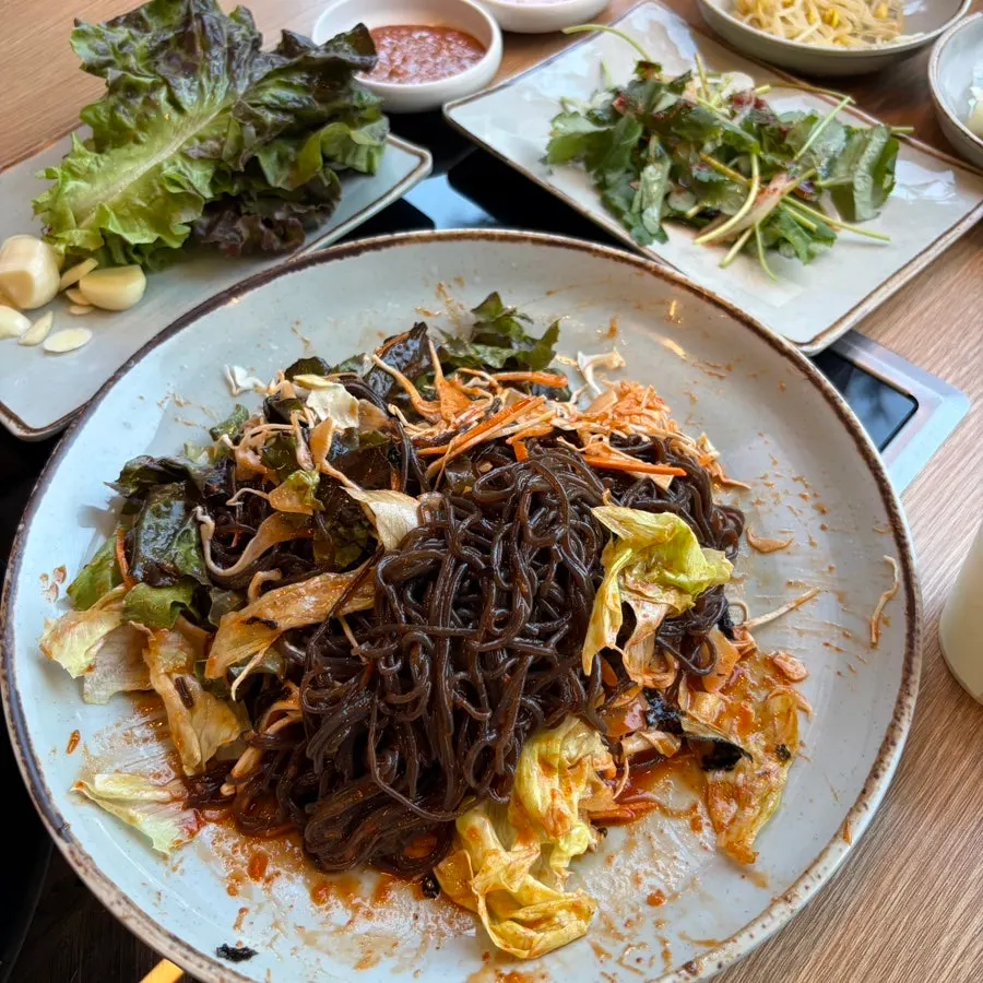 채소와 김가루 올린 쟁반국수